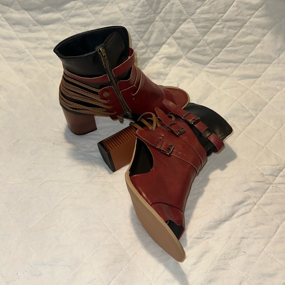 Women’s Maroon strappy leather aerobic chunky boho, western style heels S: 8/ 39